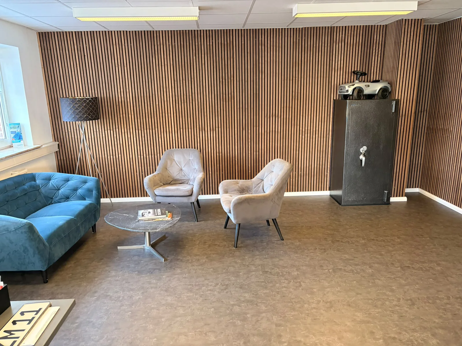 Sitzbereich mit Sofa und Sesseln bei Automobile Nord